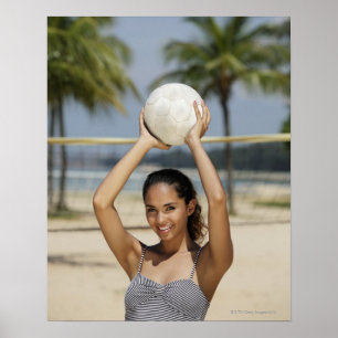 Affiches Jeune femme tenant le volleyball et souriant à