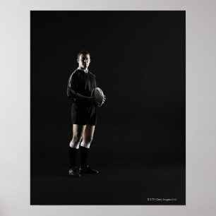 Affiches Jeune homme tenant la boule de rugby, portrait