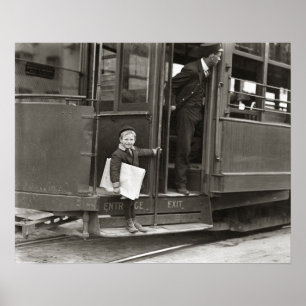 Affiches Jeune vendeur de journaux sur un tramway, 1910. Ph