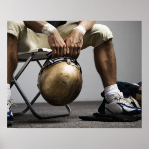 Affiches Joueur de football assis dans le vestiaire