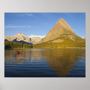 Affiches Kayak dans le lac Swiftcurrent au lever du soleil 
