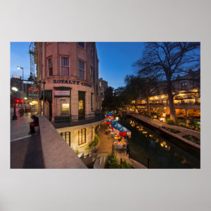 Affiches La Riverwalk au crépuscule dans le centre-ville de