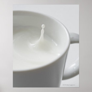 Affiches Lait éclaboussant en tasse