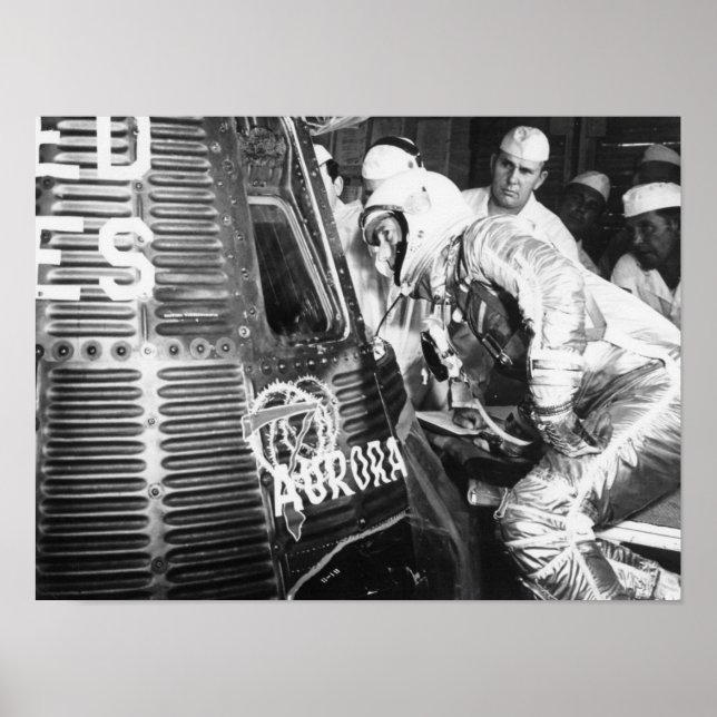 Affiches L'astronaute Scott Carpenter inspecte Aurora 7 (Devant)