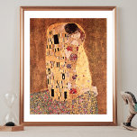 Affiches Le Kiss Gustav Klimt Fine Art<br><div class="desc">Une affiche d'art avec la peinture à l'huile de Gustav Klimt (1862-1918),  The Kiss (vers 1907). Gustav est né en Autriche. Un homme et une femme dans une étreinte. Le tableau original comporte des couches de feuilles d'or.</div>