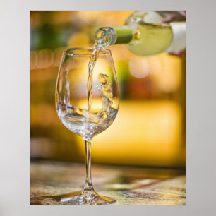 Affiches Le vin blanc est versé à la bouteille dans le rest