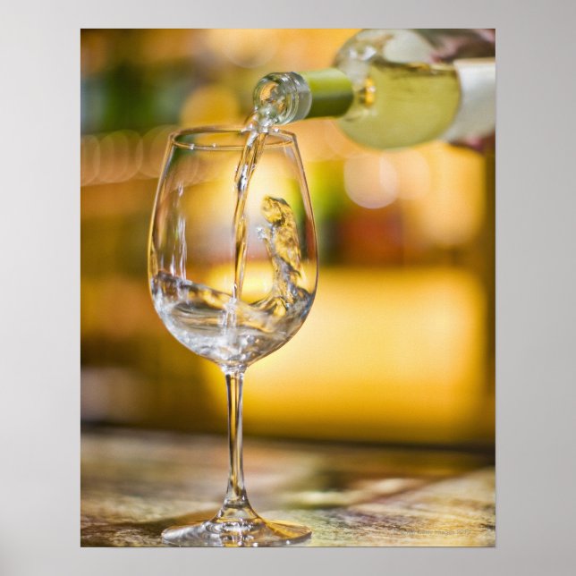 Affiches Le vin blanc est versé à la bouteille dans le rest (Devant)