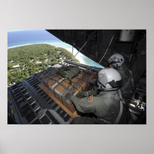 Affiches Les aviateurs sortent une palette de biens donnés