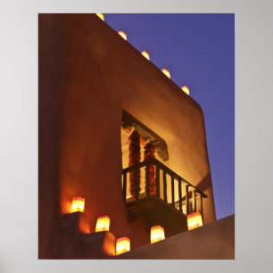 Affiches Les farolitos traditionnels illuminent les structu