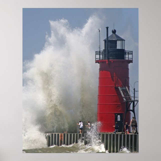 Affiches Les gens sur la jetée regardent de grandes vagues  (Devant)