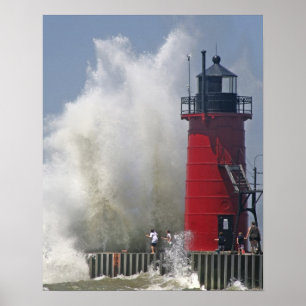 Affiches Les gens sur la jetée regardent les grosses vagues