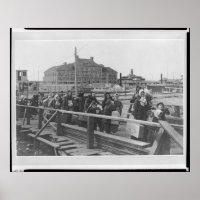 Les nouveaux immigrants débarquent à Ellis Island