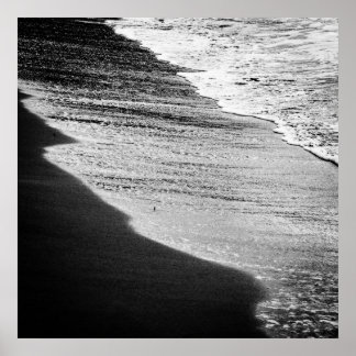 Affiches Les vagues noires sont en train de laver le rivage