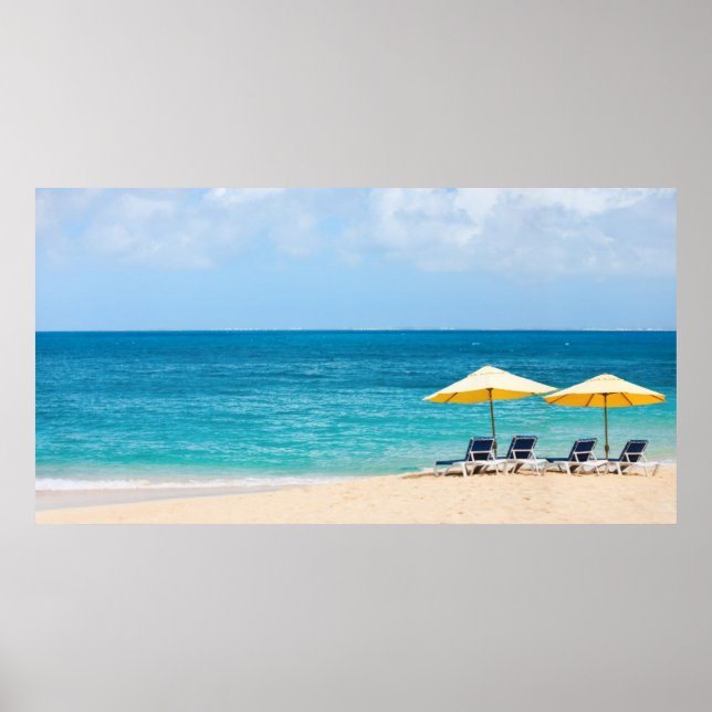 Affiches Lounge chairs on the ocean beach (Devant)