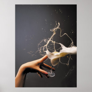 Affiches Main avec le verre volant de liqueur