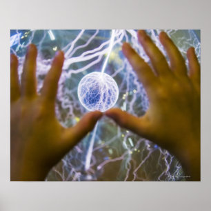Affiches Mains de filles sur une boule de plasma