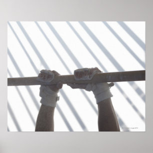 Affiches Mains d'un gymnaste masculin saisissant un