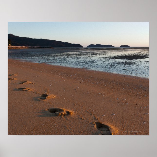 Affiches Marches dans les sables au lever du soleil (Devant)
