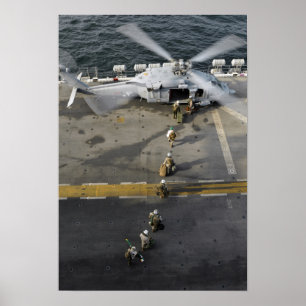 Affiches Marines se prépare à embarquer sur un MH-60S