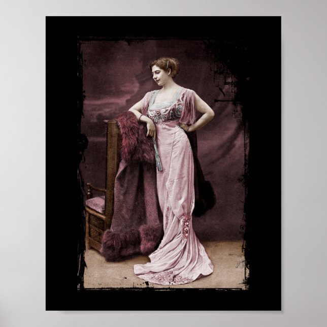 Affiches Mata Hari in Theatre Dress (Devant)