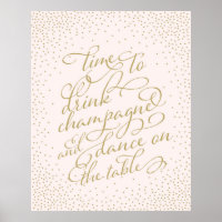 Moment de boire du champagne et de danser sur la t