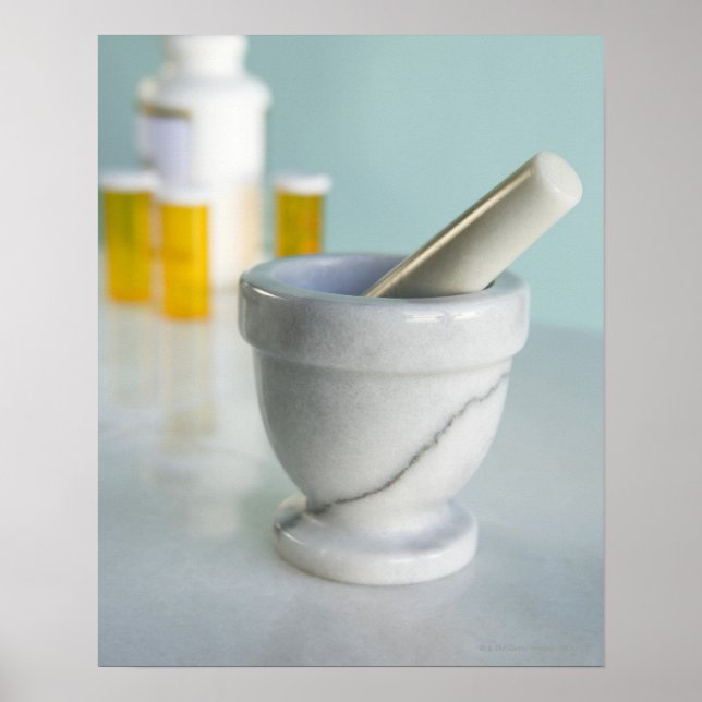 Affiches Mortar and Pestle, Pill Bottles in Background (Devant)