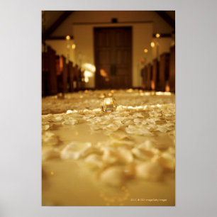 Affiches Pétales de fleur sur le plancher de l'église
