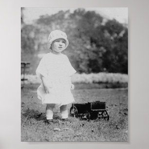 Affiches Petite fille avec le chariot de jouet