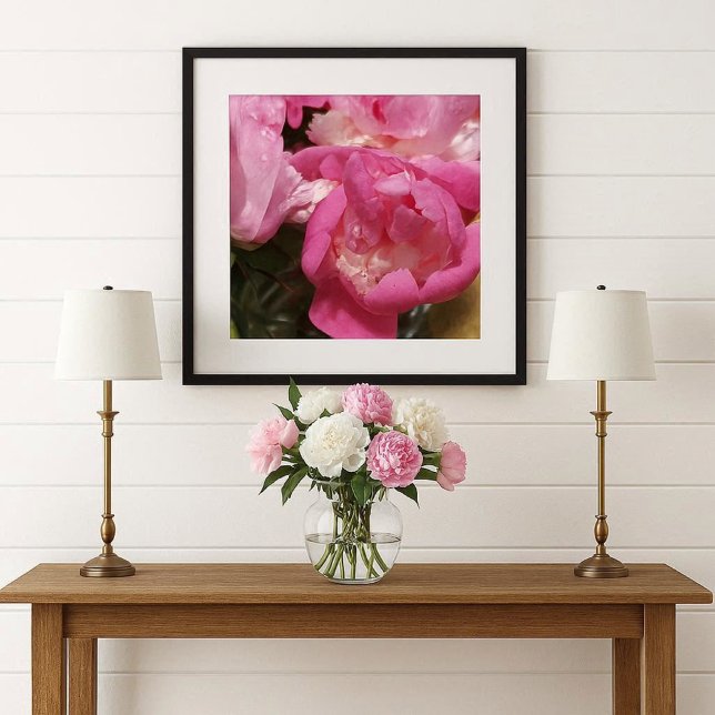 Affiches Pivoines roses dans un vase / Fleur de pivoine (Original photo of pink peony flower shown as a poster in a home decor mockup )