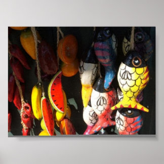 Affiches poissons et fruits colorés au marché