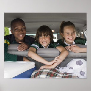 Affiches Portrait des enfants de sourire dans la voiture