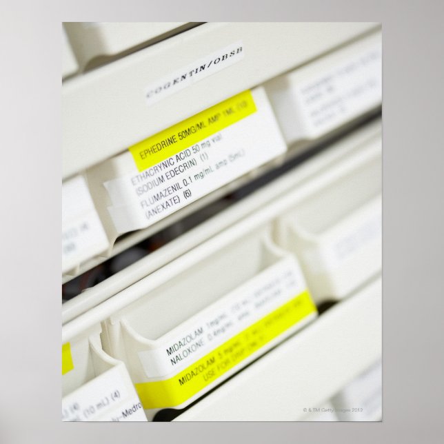Affiches Rangées de tiroirs à médicaments étiquetés (Devant)
