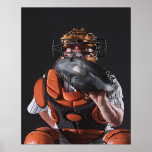 Affiches Receveur de base-ball tenant la boule dans le gant
