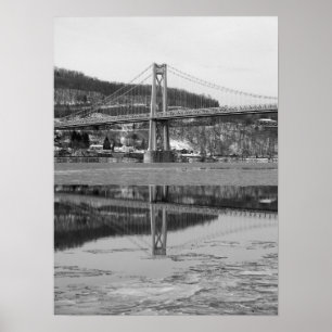 Affiches Réflexion glaciale de tour de pont