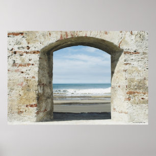 Affiches Sea viewed from an archway