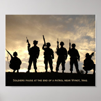 Affiches Soldats en silhouette de patrouille contre le ciel
