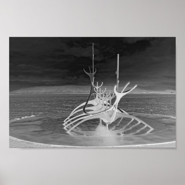 Affiches Soleil Voyager Sculpture, Islande, Reverse B/W (Devant)