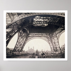 Affiches Sous la Tour Eiffel, avant de monter, de "L"