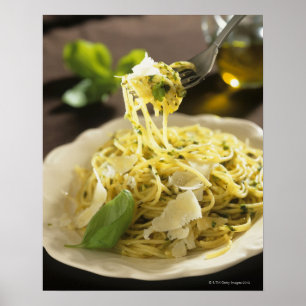 Affiches Spaghetti avec le basilic et parmesan de plat,