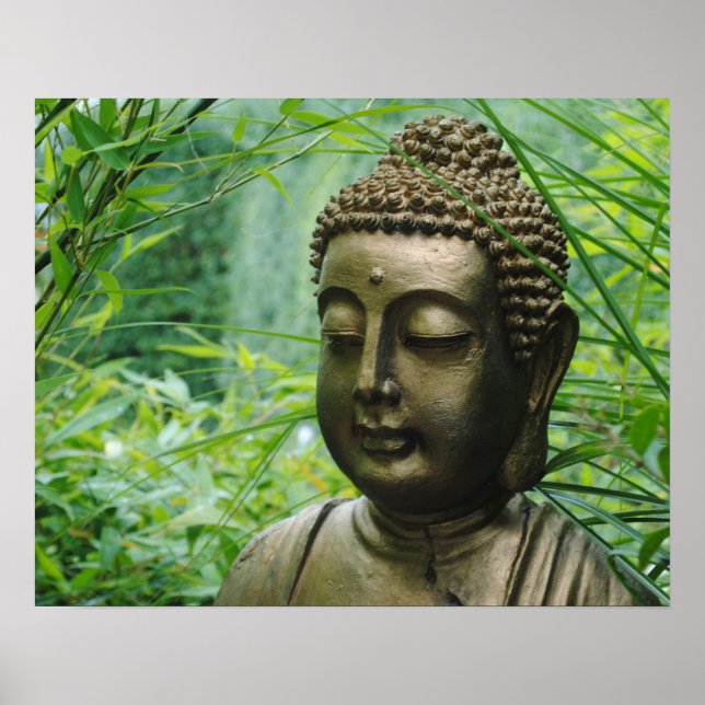Affiches Statue de Bouddha paisible dans une forêt verte ve (Devant)