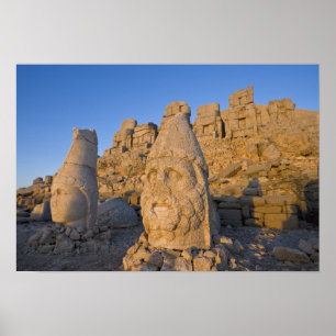 Affiches Statues de têtes colossales des dieux gardant