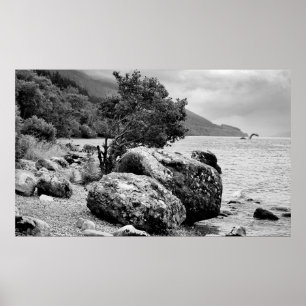 Affiches Sur les rivages de Loch Ness avec le monstre