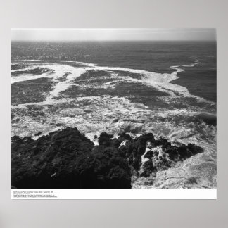 Affiches Surf, rochers et lignes de mousse près de la stati