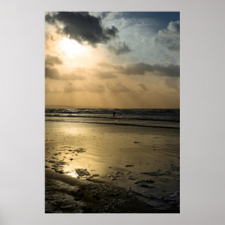 Affiches surfer seul sur les vagues d'hiver