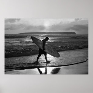 Affiches Surfeur hawaïen rentrant chez lui, noir et blanc