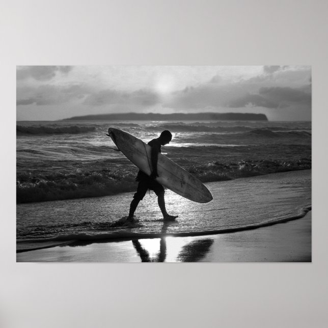 Affiches Surfeur hawaïen rentrant chez lui, noir et blanc (Devant)
