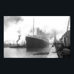 Affiches Titanic aux quais de Southampton<br><div class="desc">Photo vintage et rare du Titanic aux quais de Southampton. De grandes affiches titanesques,  des gravures en toile titanesque et d'autres cadeaux titanesques uniques pour les fans de ce célèbre bateau.</div>