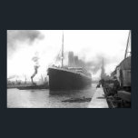 Affiches Titanic aux quais de Southampton<br><div class="desc">Photo vintage et rare du Titanic aux quais de Southampton. De grandes affiches titanesques,  des gravures en toile titanesque et d'autres cadeaux titanesques uniques pour les fans de ce célèbre bateau.</div>