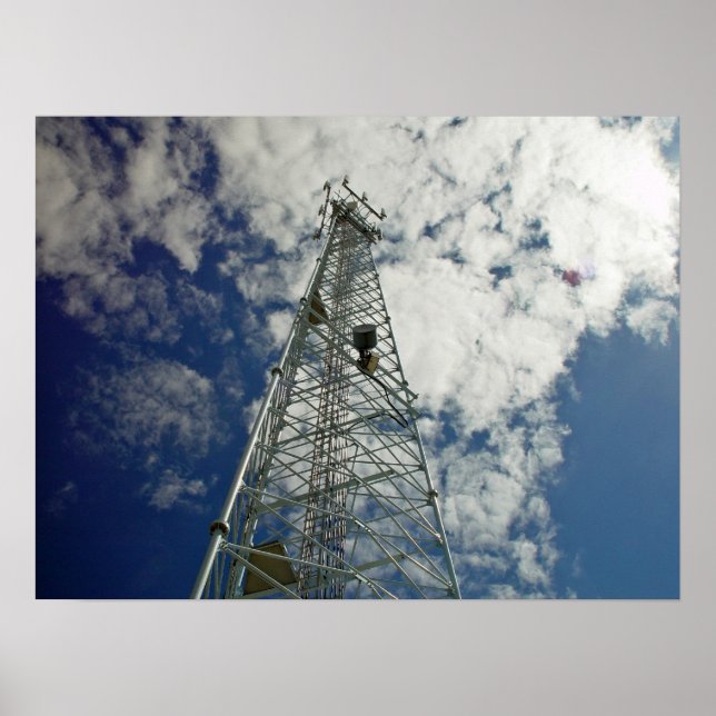 Affiches Tour de communication atteignant les nuages (Devant)