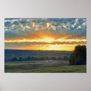 Affiches Tracteur avec une balle de foin, lever de soleil d